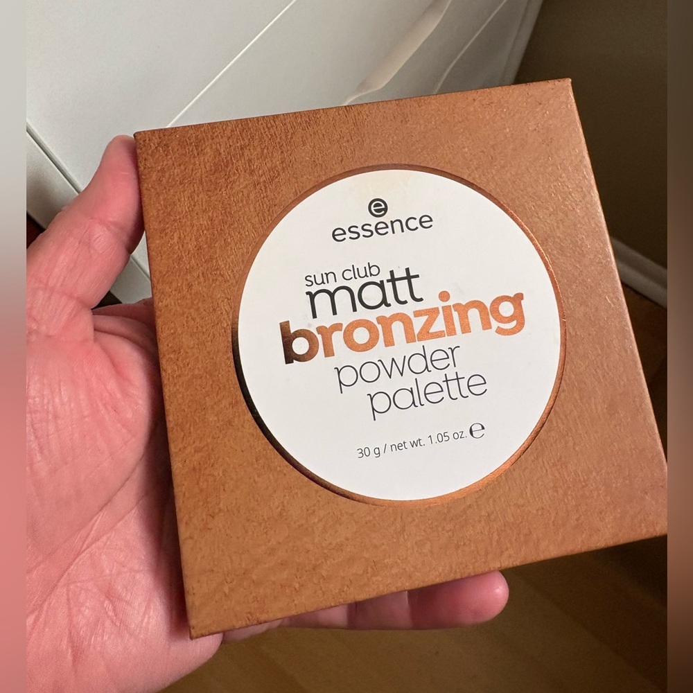 essence , Matt Bronzing Powder Palette 10 Better than Vacation tan, Brand New.